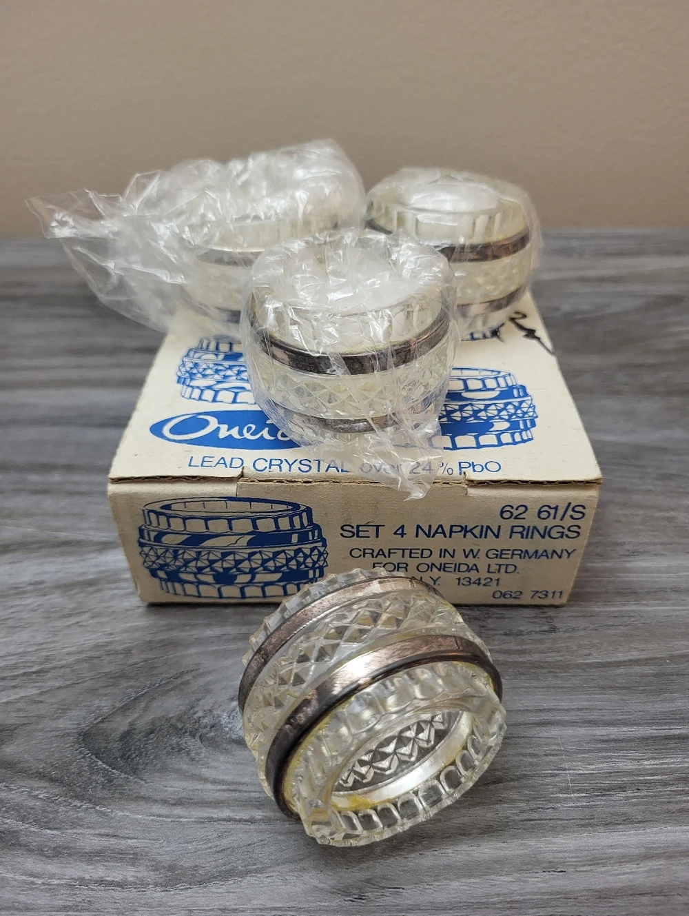 Vintage Oneida Clear Crystal Napkin Ring Set Silver-Plated Bands Set of 4